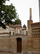 Im Hintergrund die Synagoge von Halle, vorn der Eingang zum jüdischen Friedhof